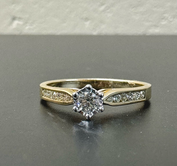 Traditional Elegant Diamond Engagement Ring