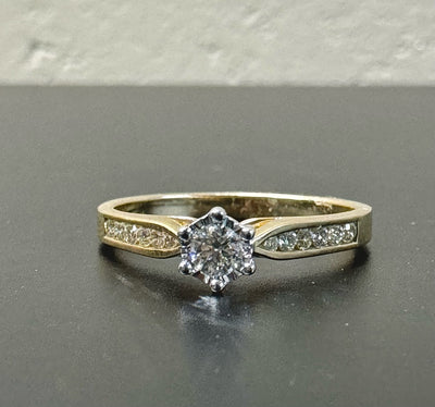 Traditional Elegant Diamond Engagement Ring
